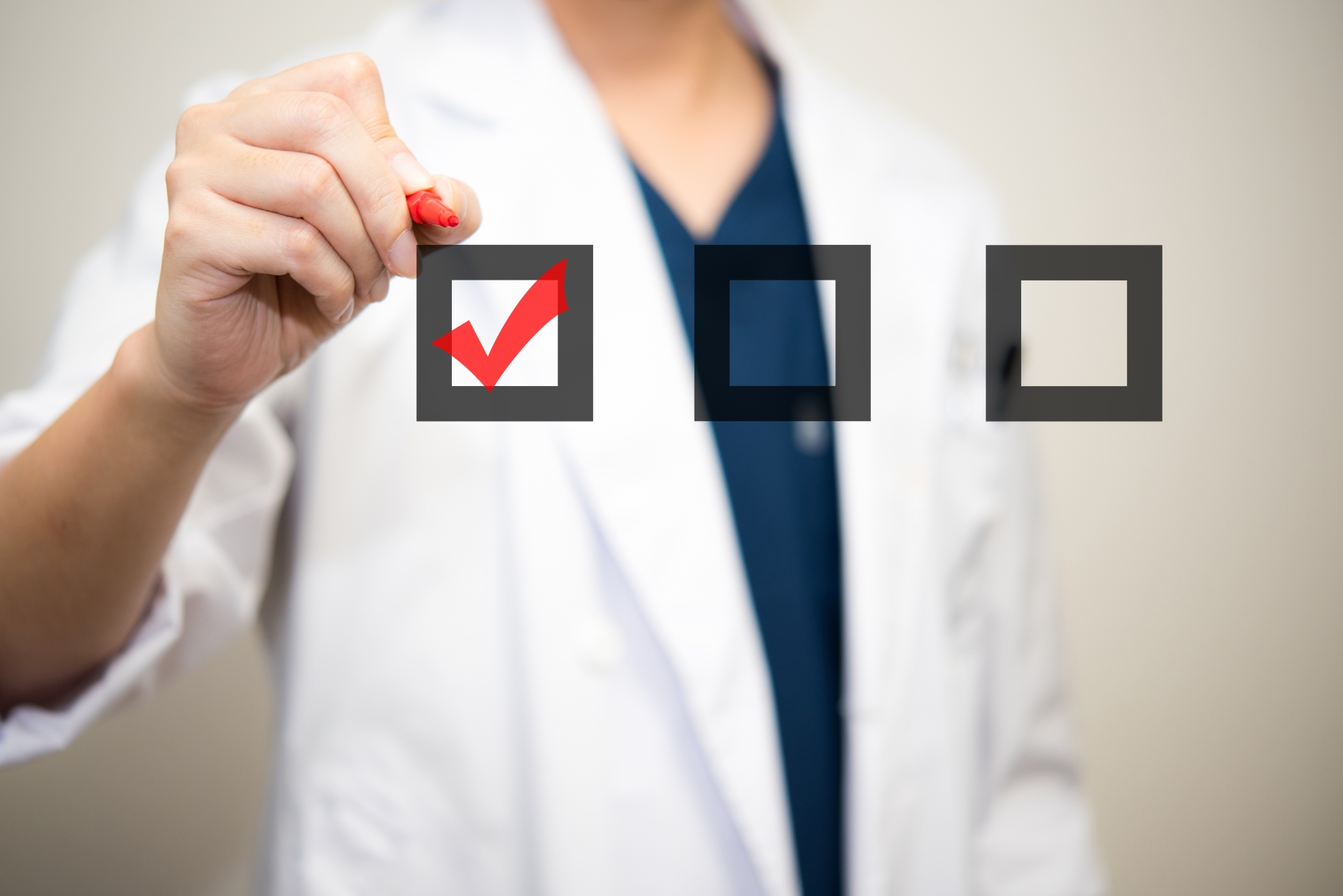 東京で眼瞼下垂の手術を受ける前にチェックすべき医師の経歴